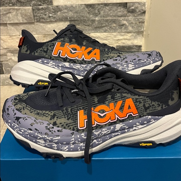 New!! Hoka women's speedgoat 6 sneakers - Picture 2 of 6